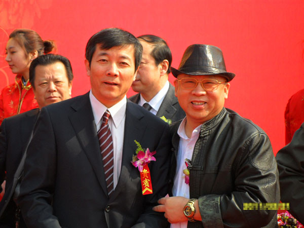 ●會(huì)長(zhǎng)與區(qū)長(zhǎng)共同出席奠基儀式.jpg
