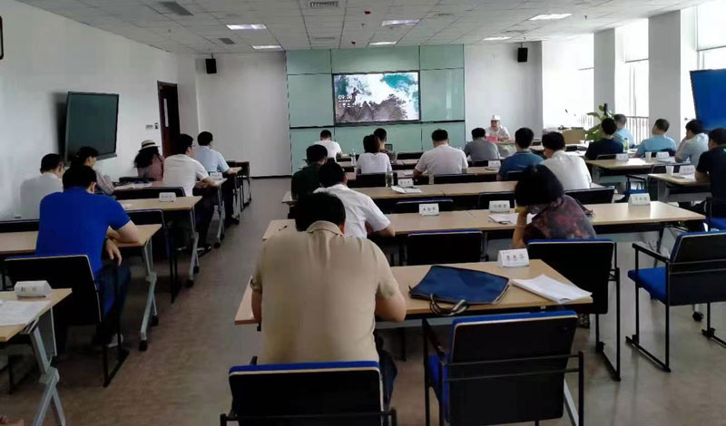 董事長(zhǎng)在青島大學(xué)給合肥市企業(yè)家代表團(tuán)講課
